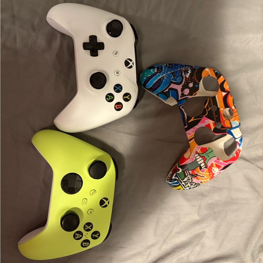 Xbox controllers - Picture 3 of 3